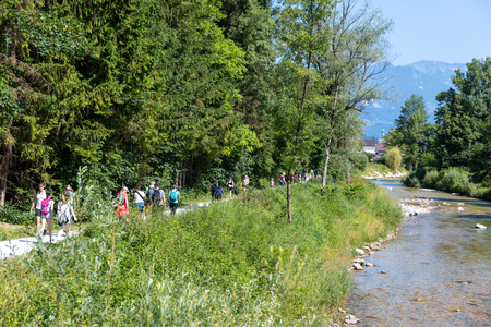 Pot ob reki, ki povezuje (19)